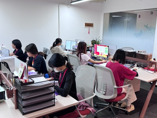 代為填寫所有申請表格，並整理彙總全部支持性文件，確保一次性完整遞交，提升申請效率。