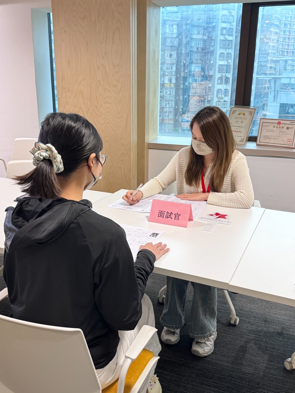 對初選合格者進行真人面試，評估其溝通能力、專業技能穩定性與求職意願，並生成面試評估報告。最終遞交到您手中的，將是已經過深度篩選的優質簡歷短名單。