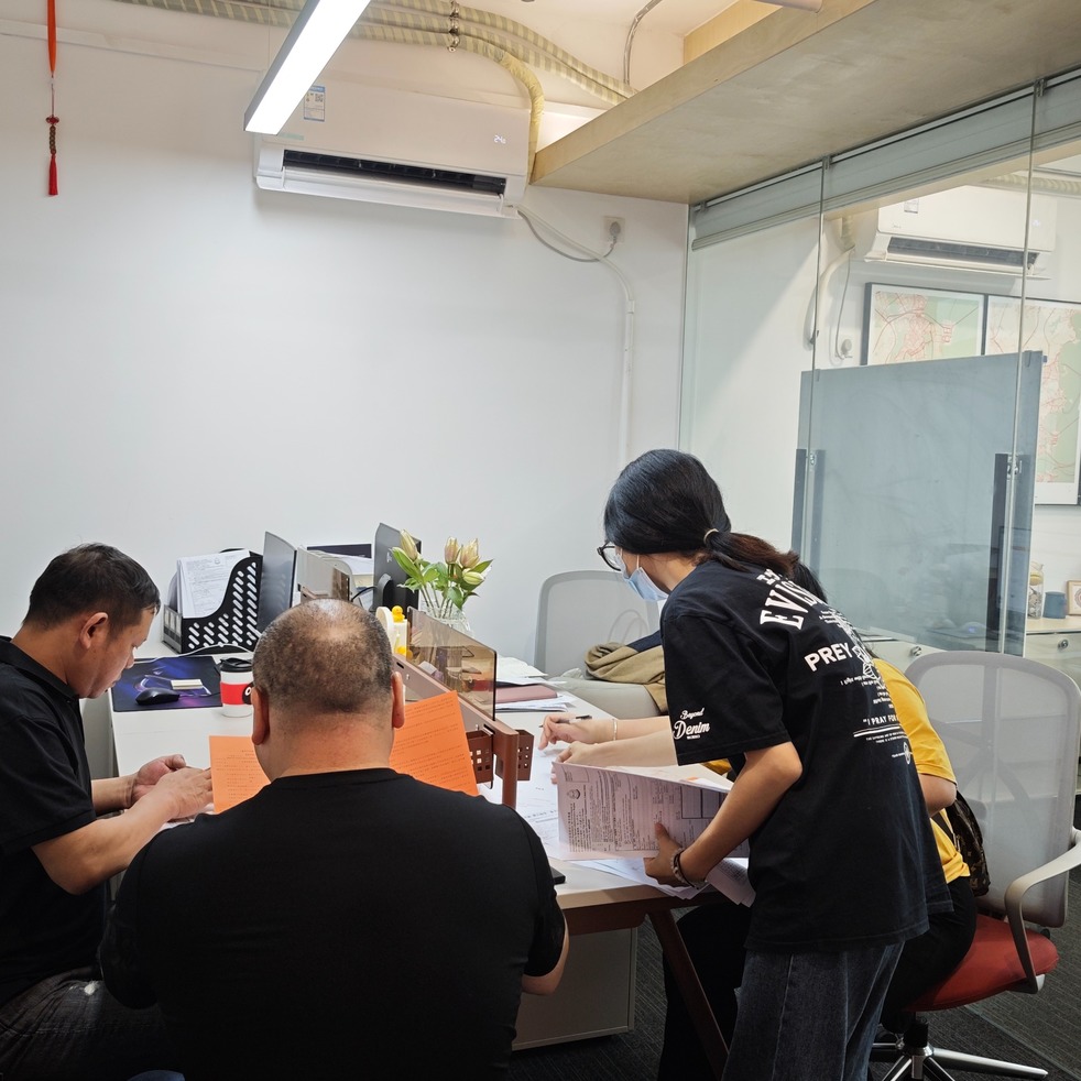 我們安排規範的簽約流程安排專員向勞工詳細解釋僱傭合約中的關鍵條款，確保信息透明，雙方確認無誤後簽署。