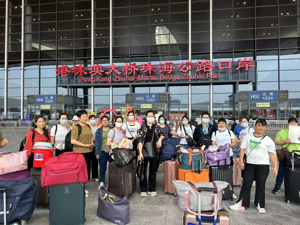 所有文件齊備後我們為錄用勞工辦理赴港澳工作簽證，確保申請材料完整、流程規範，保障人才合法合規順利出境。